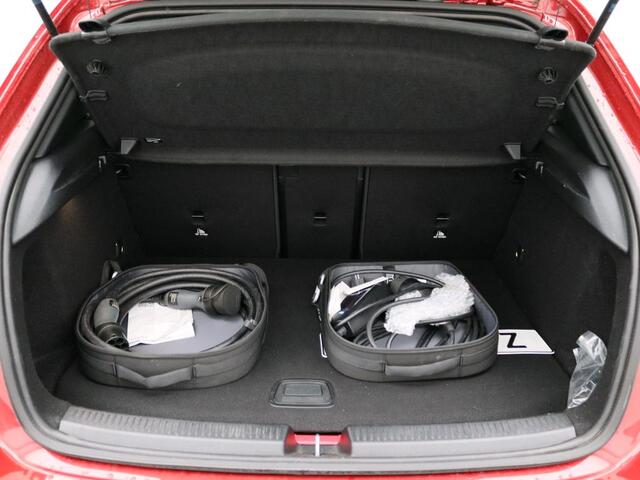 Mercedes-Benz A-KLASSE 250 e Plug-In Hybride Trekhaak | Achteruitrijcamera | Distronic | Dodehoekassistent | Ledkoplampen | Sfeerverlichting. Inclusief 24 maanden Mercedes-Benz Certified garantie voor Europa.