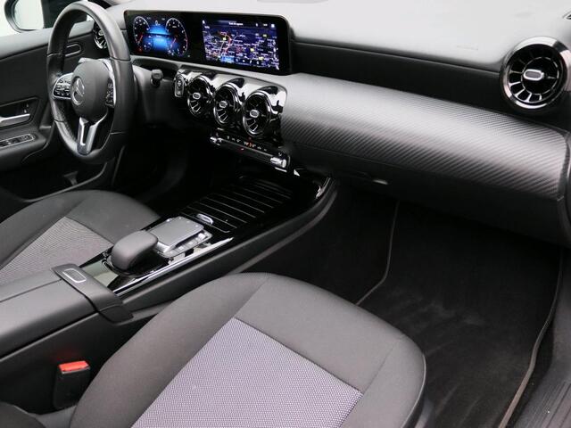 Mercedes-Benz A-KLASSE 180 Business Solution Panorama Schuif-Kanteldak | Achteruitrijcamera | Ledkoplampen | Licht- en zicht pakket | Spiegelpakket. Inclusief 24 maanden Mercedes-Benz Certified garantie voor Europa.