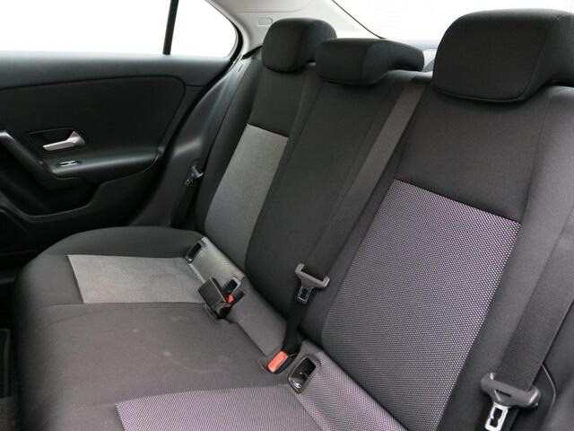 Mercedes-Benz A-KLASSE 180 Business Solution Panorama Schuif-Kanteldak | Achteruitrijcamera | Ledkoplampen | Licht- en zicht pakket | Spiegelpakket. Inclusief 24 maanden Mercedes-Benz Certified garantie voor Europa.