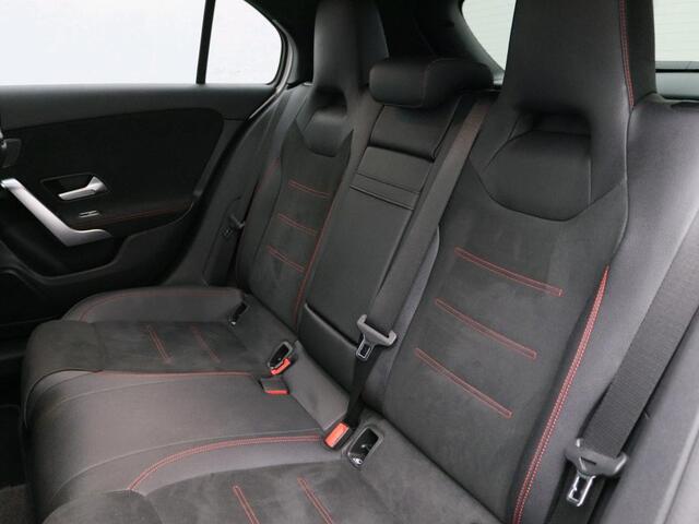 Mercedes-Benz A-KLASSE 180 Business Solution AMG AMG Line | Night Pakket | Panorama Schuif-Kanteldak |Sfeerverlichting | Ledkoplampen | Memory Voorstoelen | Achteruitrijcamera. Inclusief 24 maanden Mercedes-Benz Certified garantie voor Europa.