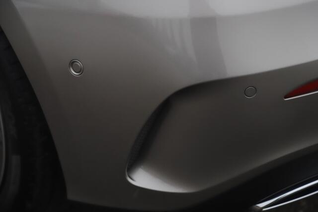 Mercedes-Benz A-KLASSE 160 AMG Line Widescreen Full LED Half Leder Sportstoelen Navigatie Camera Clima Lane Assist Cruise Parkeersensors 18 inch AMG LMV