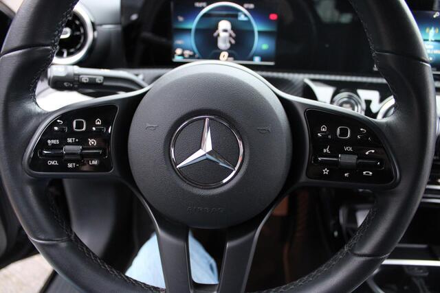 Mercedes-Benz A-KLASSE 180 Style Clima/Camera/Dealer onderhoud Incl Garantie!