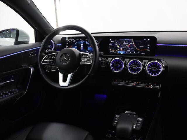 Mercedes-Benz A-KLASSE 180 Luxury Line | Getint glas | Premium pack | Stoelverwarming | Apple Carplay |