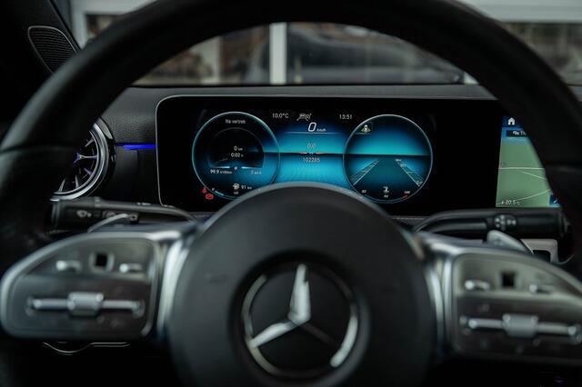 Mercedes-Benz A-KLASSE 220 4MATIC Premium Plus | Nightpakket | AMG-Line | Panorama | Burmeister | Sfeerverlichting | Multibeam LED | Camera | 19' inch |