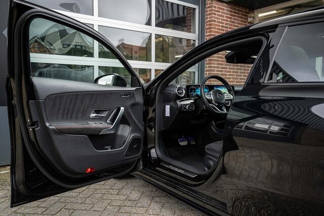 Mercedes-Benz A-KLASSE 220 4MATIC Premium Plus | Nightpakket | AMG-Line | Panorama | Burmeister | Sfeerverlichting | Multibeam LED | Camera | 19' inch |