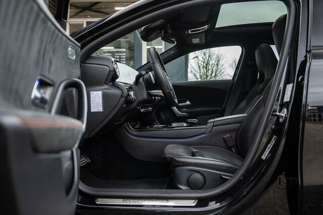 Mercedes-Benz A-KLASSE 220 4MATIC Premium Plus | Nightpakket | AMG-Line | Panorama | Burmeister | Sfeerverlichting | Multibeam LED | Camera | 19' inch |