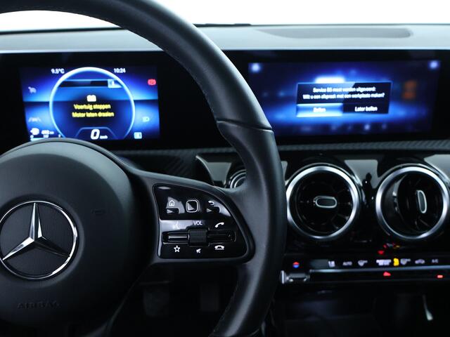 Mercedes-Benz A-KLASSE 180 Style Advantage | Trekhaak | Parkeerpakket met Camera | Navigatie | Cruise Controle | Inclusief 12 Maanden Garantie