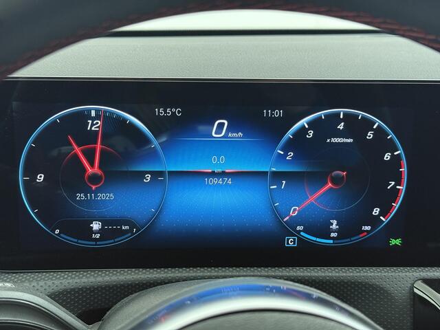 Mercedes-Benz A-KLASSE 160 Business Solution AMG Styling Panoramadak MBux Navigatie Camera !e Eigenaar BTW