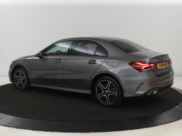 Mercedes-Benz A-KLASSE 250e AMG Limited | Carplay | Stoelverwarming | Leder/Alcantara | Widescreen | Sfeerverlichting | Navigatie | Camera | Full LED | Park Assist | PHEV | Plug In