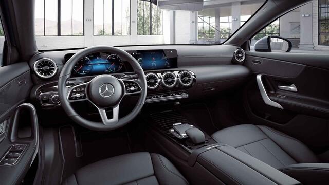 Mercedes-Benz A-KLASSE 180 Luxury Line | Distronic | Getin glas | Stoelverwarming | Achteruitrijcamera | Apple Carplay |