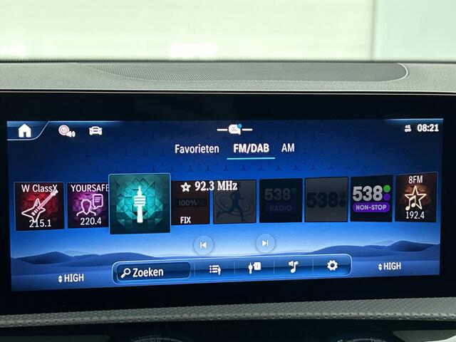 Mercedes-Benz A-KLASSE 250 e Business Solution AMG | AMG Line Plus pakket | Panoramaschuifdak | Antidiefstalpakket URBAN GUARD PLUS | Head-up Display | Memorypakket voorstoelen | Nightpakket | 19 inch AMG velgen |