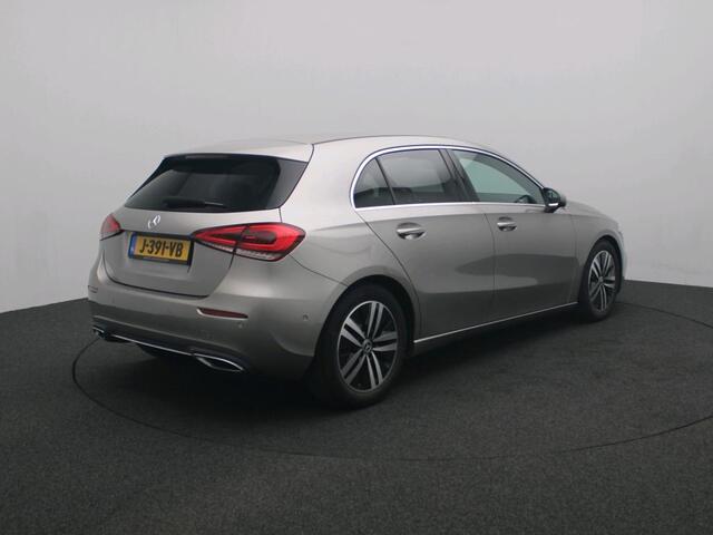 Mercedes-Benz A-KLASSE 160 Business Solution Luxury Led Lights | Apple CarPlay | Achteruitrijcamera | Stoelverwarming Voor | Spiegelpakket. Inclusief 24 maanden MB Certified garantie voor Europa.