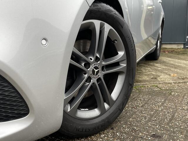Mercedes-Benz A-KLASSE 180 Business Solution AMG - Navigatie - Camera - Stoelverwarming - LED koplampen