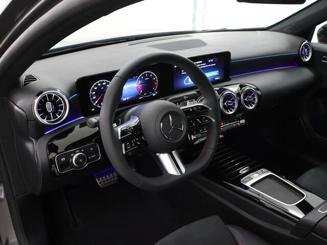 Mercedes-Benz A-KLASSE 180 Business Solution AMG | Elektrisch bedienbaar panorama-dak | Achteruitrijcamera | 19inch Multispaak velgen | Mulitbeam koplampen