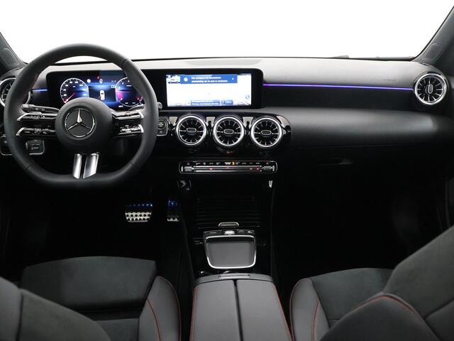 Mercedes-Benz A-KLASSE 180 Business Solution AMG | Elektrisch bedienbaar panorama-dak | Achteruitrijcamera | 19inch Multispaak velgen | Mulitbeam koplampen