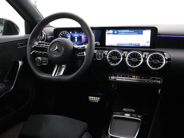Mercedes-Benz A-KLASSE 180 Business Solution AMG | Elektrisch bedienbaar panorama-dak | Achteruitrijcamera | 19inch Multispaak velgen | Mulitbeam koplampen