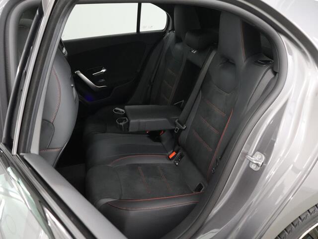 Mercedes-Benz A-KLASSE 180 Business Solution AMG | Elektrisch bedienbaar panorama-dak | Achteruitrijcamera | 19inch Multispaak velgen | Mulitbeam koplampen