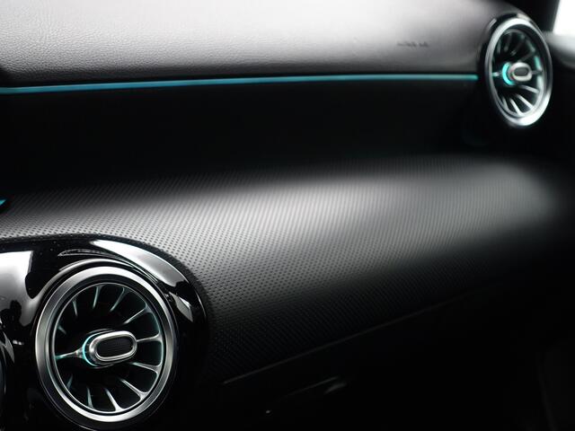 Mercedes-Benz A-KLASSE 200 AMG Tiffany Premium Plus Aut- 19dkm, Panoramadak, Sfeerverlichting, Camera, Stoelverwarming, Custom