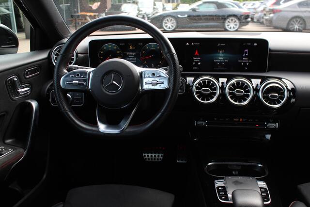 Mercedes-Benz A-KLASSE 180 Business Solution AMG / Camera / Navigatie / 18'' / Dodehoek / Stoelverwarming / Cruise Control