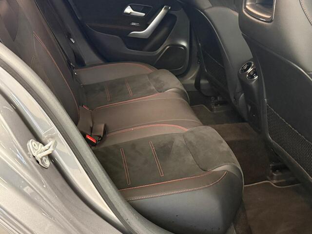 Mercedes-Benz A-KLASSE 200 AMG Line Navi Camera Night Pack 19Inch Led 60.000dkm! Nieuwe Staat!