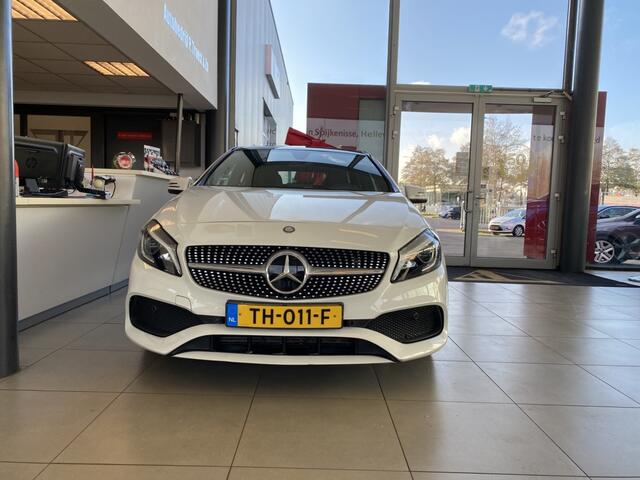 Mercedes-Benz A-KLASSE 180 Business Solution AMG,Automaat,Panoramadak,Navigatie,Achteruitrijcamera,Climate&Cruiscontrol,Spraakbediening,Trekhaak,Sport Interieur,Leder/Stof Bekleding,18 Inch Lmv