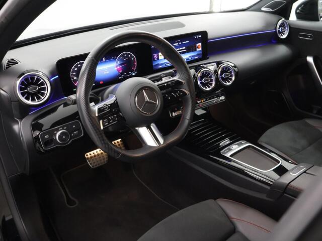Mercedes-Benz A-KLASSE 180 AMG Line | Premium pakket | Night pakket | Burmester audio | Stoelverwarming |