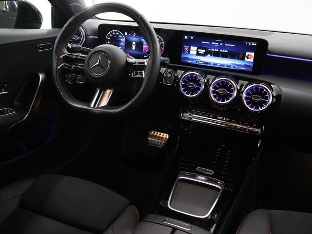 Mercedes-Benz A-KLASSE 180 AMG Line | Premium pakket | Night pakket | Burmester audio | Stoelverwarming |