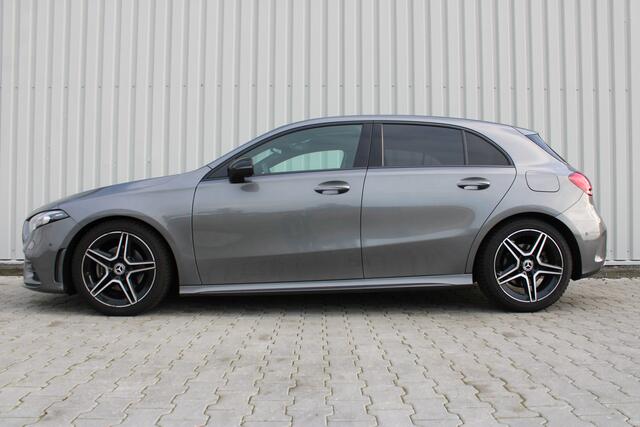 Mercedes-Benz A-KLASSE 200 Business Solution AMG Night Upgrade 164pk | Incl. 12 maanden garantie | Night pakket | Panoramadak | AMG pakket | Virtual cockpit | Stoelverwarming | Lane assist | Zwarte hemel | Navigatie | LED verlichting | Achteruitrijcamera
