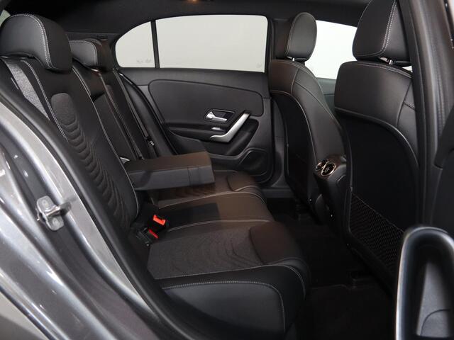 Mercedes-Benz A-KLASSE 180 Star Edition Luxury Line | Panoramaschuifdak | Nightpakket | Digitaal display | Achteruitrijcamera | Led-koplampen | Stoelverwarming |