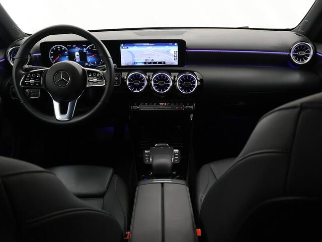 Mercedes-Benz A-KLASSE 180 Luxury Line | Distronic | Getin glas | Stoelverwarming | Achteruitrijcamera | Apple Carplay |