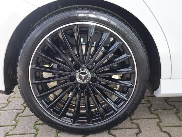 Mercedes-Benz A-KLASSE 180 Star Edition AMG Line Plus | Panoramadak | Navigatie | 360 camera | Keyless Entry | Dodehoekassistent | Automaat