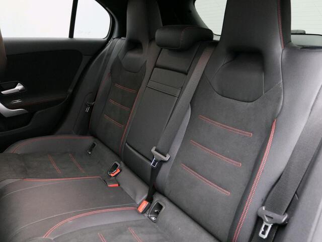 Mercedes-Benz A-KLASSE 180 Business Solution AMG AMG Line | Night Pakket | Panorama Schuif-Kanteldak |Memory Voorstoelen |Sfeerverlichting | Achteruitrijcamera | MultiBeam Ledkoplampen. Inclusief 24 maanden Mercedes-Benz Certified garantie voor Europa.