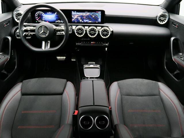 Mercedes-Benz A-KLASSE 250 e AMG Plug-In Hybride Trekhaak | AMG Line | Night Pakket | Alarm Klasse 3 | Dodehoekassistent | Distronic | Apple CarPlay | Sfeerverlichting. Inclusief 24 maanden Mercedes-Benz Certified garantie voor Europa.