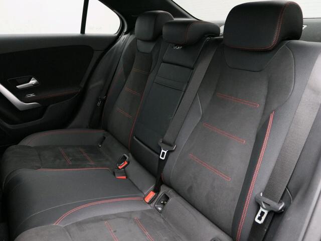 Mercedes-Benz A-KLASSE 250 e AMG Plug-In Hybride Trekhaak | AMG Line | Night Pakket | Alarm Klasse 3 | Dodehoekassistent | Distronic | Apple CarPlay | Sfeerverlichting. Inclusief 24 maanden Mercedes-Benz Certified garantie voor Europa.