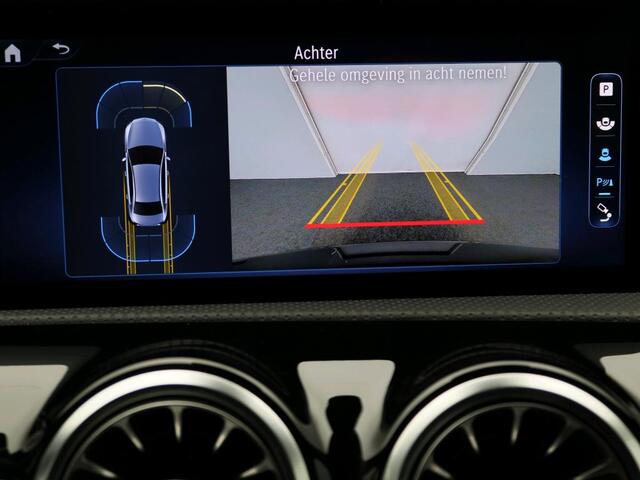 Mercedes-Benz A-KLASSE 250 e AMG Plug-In Hybride Trekhaak | AMG Line | Night Pakket | Alarm Klasse 3 | Dodehoekassistent | Distronic | Apple CarPlay | Sfeerverlichting. Inclusief 24 maanden Mercedes-Benz Certified garantie voor Europa.