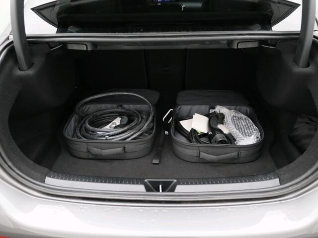 Mercedes-Benz A-KLASSE 250 e Business Solution AMG AMG Line | NIght Pakket | Panorama Schuif-Kanteldak | Sfeerverlichting | Head-up display | Apple CarPlay | Keyless-Go | Dodehoekassistent. Inclusief 24 maanden Mercedes-Benz Certified garantie voor Europa.