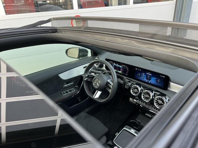 Mercedes-Benz A-KLASSE 180 AMG Line | Panoramadak | MULTIBEAM LED Koplampen | Dodehoekassistent | Advanced Sound System | Apple CarPlay | Android Auto | Augmented Reality voor Navigatie | Donkergetint Glas Achter | Sfeerverlichting | Stoelverwarming