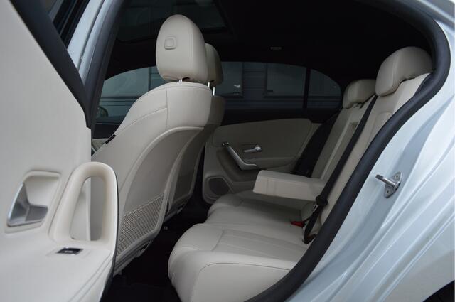 Mercedes-Benz A-KLASSE 180 Luxury Line | PANO | ACC | CAM | KEYLESS | SFEERVERLICHTING |