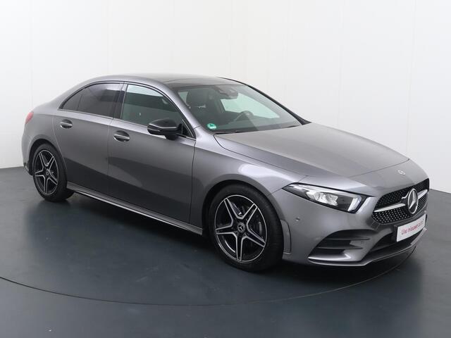 Mercedes-Benz A-KLASSE 180 Business Solution AMG Alcantara bekleding | Achteruitrijcamera | Navigatie | 18"LM velgen | Schuif- kanteldak | Stoelverwarming | PDC voor en achter |