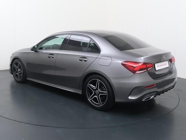Mercedes-Benz A-KLASSE 180 Business Solution AMG Alcantara bekleding | Achteruitrijcamera | Navigatie | 18"LM velgen | Schuif- kanteldak | Stoelverwarming | PDC voor en achter |