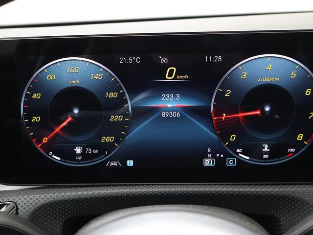 Mercedes-Benz A-KLASSE 180 Business Solution AMG Alcantara bekleding | Achteruitrijcamera | Navigatie | 18"LM velgen | Schuif- kanteldak | Stoelverwarming | PDC voor en achter |