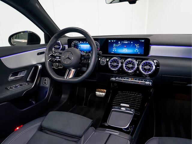 Mercedes-Benz A-KLASSE 250 e AMG Line | Night | Alpine Grijs | Keyless-Go | Trekhaak | Verwarmd stuurwiel
