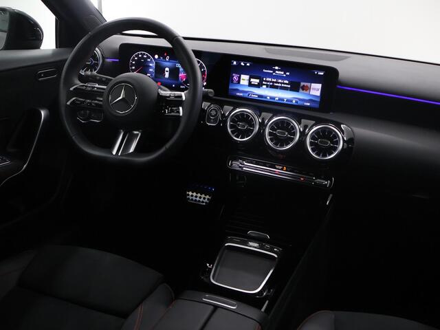 Mercedes-Benz A-KLASSE 180 Business Solution AMG | Elektrisch bedienbaar panoramadak | Achteruitrijcamera | 19inch Multispaak velgen | Mulitbeam koplampen |