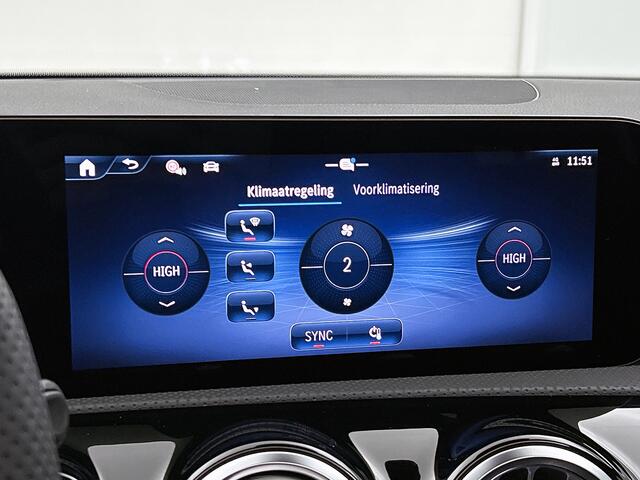 Mercedes-Benz A-KLASSE 250 e Business Solution AMG | Nightpakket | Smartphone-integratie | Panoramaschuifdak | Multibeam LED | Stoelverwarming voor | Sfeerverlichting | KEYLESS-GO |