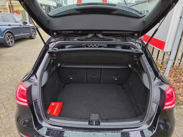 Mercedes-Benz A-KLASSE 180 Advantage 17"/Sfeerverlichting/LED/Climate/Stoelverwarming/Apple Carplay & Android Auto