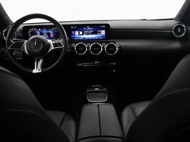 Mercedes-Benz A-KLASSE 180 Business Line | Stoelverwarming | Sfeerverlichting | Getint glas |