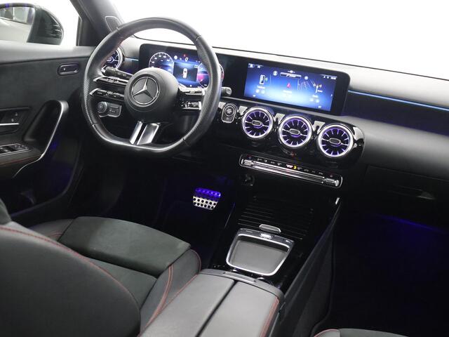 Mercedes-Benz A-KLASSE 180 AMG Line | Premium pack | Night pakket | Panoramadak | Stoelverwarming |