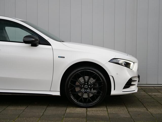 Mercedes-Benz A-KLASSE 250 e Business Solution AMG Limited 218 Pk Automaat Navigatie / DAB / Apple Carplay / Camera