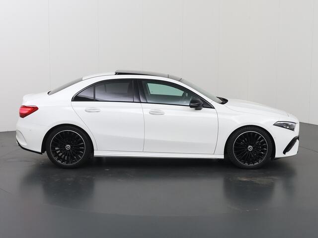 Mercedes-Benz A-KLASSE Limousine 180 Star Edition AMG Panoramadak | Night-pakket | 19" AMG velgen | Sfeerverlichting | Stoelverwarming | Multibeam led koplampen