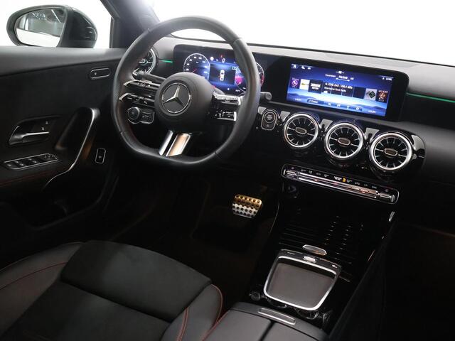 Mercedes-Benz A-KLASSE Limousine 180 Star Edition AMG Panoramadak | Night-pakket | 19" AMG velgen | Sfeerverlichting | Stoelverwarming | Multibeam led koplampen